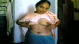 Kaamwali Exposing Boobs to Lover